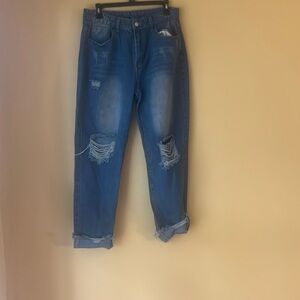 These r a SZ L pair of distressed jeans.